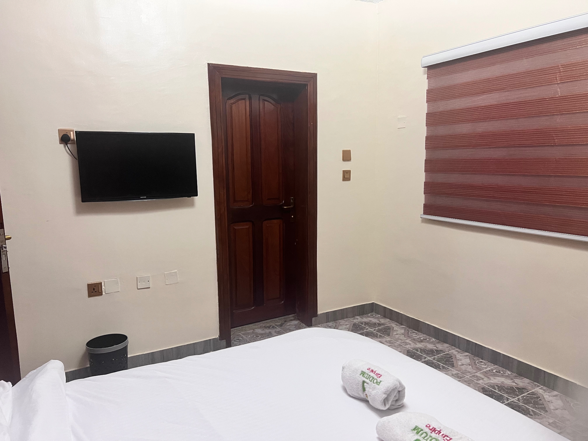 Agbeke (3) bedroom with TV