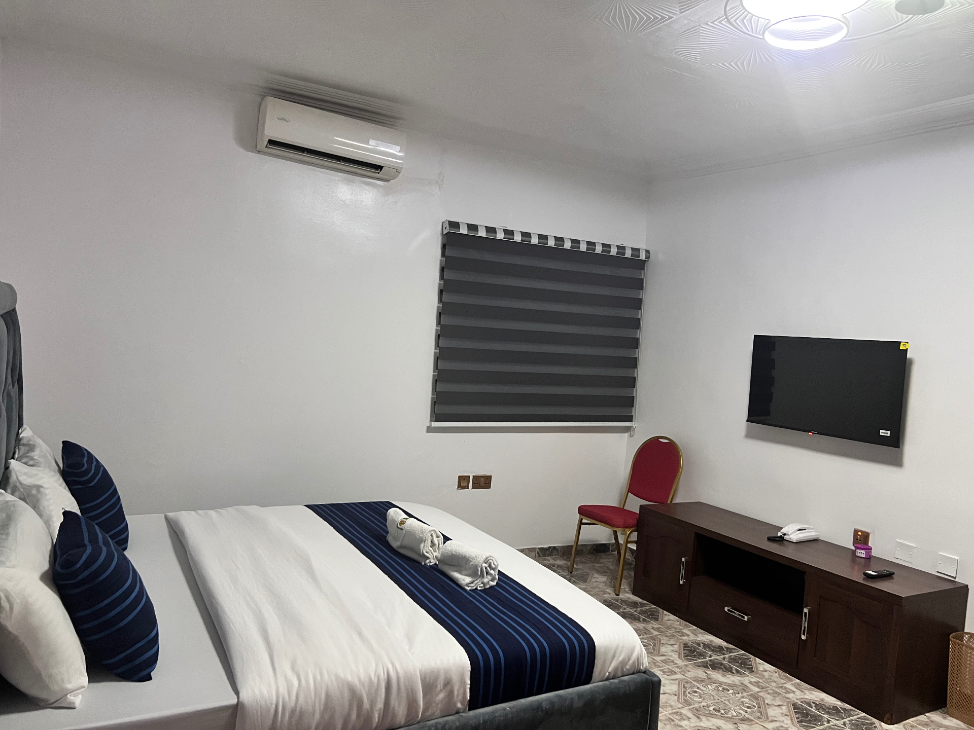 Adigun (7) bedroom with TV